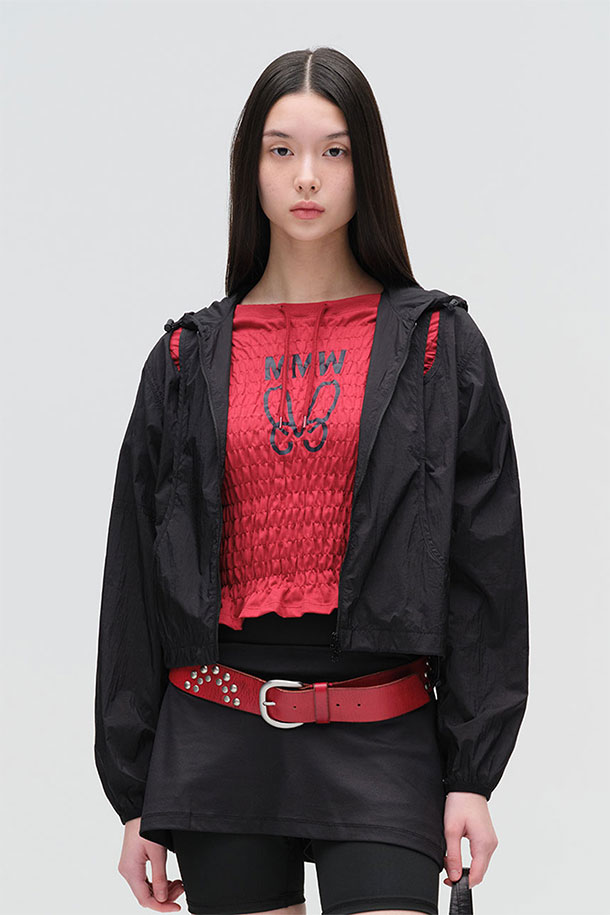 MMW 라이트 웨이트 재킷 - 블랙은 가볍고 편안한 착용감을 선사하는 아우터입니다. 봄, 여름 시즌에 적합하며, 캐주얼하고 스포티한 스타일을 연출할 수 있습니다. 블랙 컬러에 MMW 로고 프린팅이 돋보이며, 크롭 기장에 집업 여밈 방식으로 디자인되었습니다. 후드와 YKK 2-WAY 지퍼, 밑단 스트링 조절 기능으로 실용성을 더했습니다. 동네 마실룩, 여행룩, 산책룩 등 다양한 TPO에 활용하기 좋은 아이템입니다.
