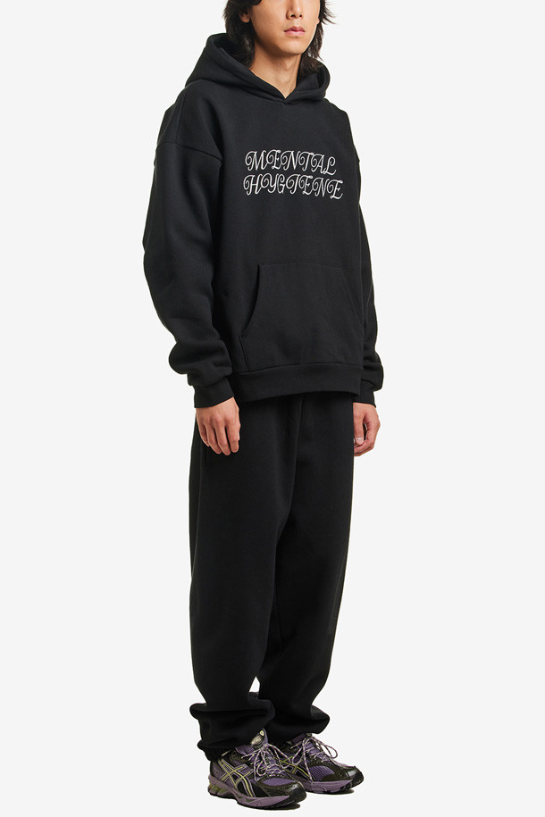 [오베이] 이스타블리쉬드 웍스 볼드 스웻팬츠 II - BLACK는 남성용 스웻팬츠입니다. 블랙 컬러의 긴 기장 바지로, 봄, 가을, 겨울 계절에 활용하기 좋습니다. 면과 폴리에스테르 혼방 소재로 제작되어 부드러운 촉감을 자랑하며, 레귤러핏으로 편안하게 착용할 수 있습니다. OBEY 그래픽 프린팅이 돋보이는 스트릿 스타일의 캐주얼 아이템으로, 집콕룩, 동네 마실룩, 겨울 데일리룩 등 다양한 TPO에 적합합니다. 허리 밴딩 처리로 활동성을 높였으며, 두께감 있는 소재로 따뜻하게 입을 수 있습니다.
