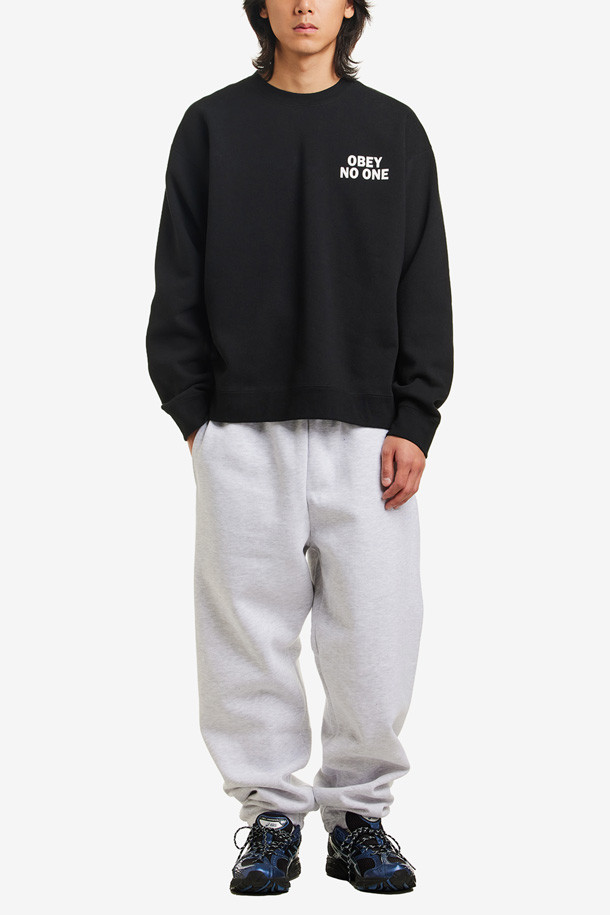 [오베이] 이스타블리쉬드 웍스 볼드 스웻팬츠 II - 애쉬 그레이는 캐주얼, 스트리트 스타일을 즐겨 입는 남성을 위한 스웻팬츠입니다. 면 58%, 폴리에스테르 42% 혼방 소재로 제작되어 봄, 가을, 겨울 시즌에 편안하게 착용할 수 있습니다. 레귤러핏과 스트레이트 핏으로 디자인되었으며, 두께감 있는 무지 디자인으로 다양한 스타일을 연출하기 좋습니다. 집콕룩, 겨울 데일리룩, 산책룩 등 TPO에 맞춰 폭넓게 활용할 수 있습니다. 밴딩 처리되어 편안한 착용감을 제공합니다.
