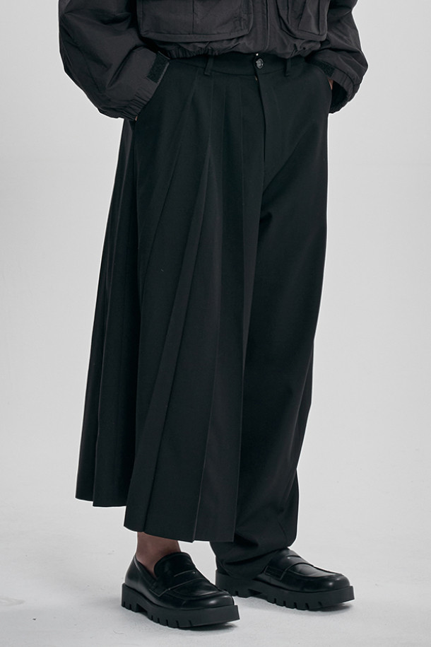 [아조바이아조] Asymmetric Pleat Pants 어시메트릭 플리츠 팬츠는 모던하고 미니멀한 스타일을 추구하는 남성을 위한 블랙 컬러의 긴 바지입니다. 사계절 모두 착용 가능하며, 데이트룩, 모임룩, 카페룩 등 다양한 TPO에 어울립니다. 비대칭 디자인으로 한쪽은 플리츠, 다른 한쪽은 곡선으로 처리하여 독특한 실루엣을 연출합니다. 루즈핏 와이드 팬츠로 움직임에 따라 볼륨감이 살아나며, 뒷밴딩과 내부 허리끈으로 편안한 착용감을 제공합니다. 부드러운 촉감의 폴리에스테르, 레이온, 울, 폴리우레탄 혼방 소재로 제작되었으며, 뒷주머니 버튼 디테일이 돋보입니다.

