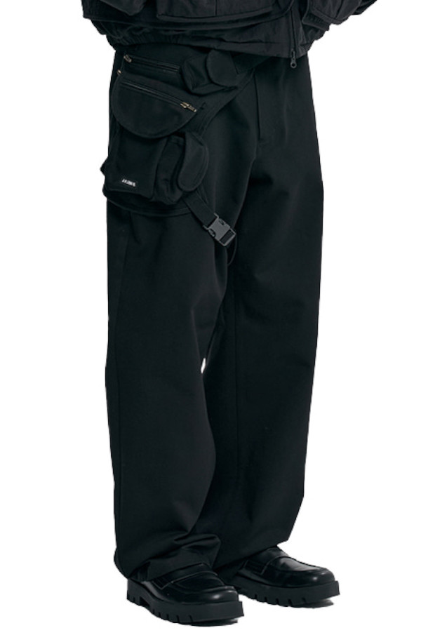 아조바이아조(AJOBYAJO) 레그 백 팬츠 - BLACK은 스트릿, 캐주얼 스타일을 즐기는 당신을 위한 아이템입니다. 탈부착 가능한 레그 백과 3D 플랩 포켓, 지퍼 디테일이 돋보이며, 허리와 다리에 부착 가능한 레그 백 디자인으로 실용성을 더했습니다. 루즈핏과 와이드 핏으로 편안한 착용감을 선사하며, 면과 폴리에스테르 혼방 소재로 제작되어 활동성을 높였습니다. 동네 마실룩, 여행룩 등 다양한 TPO에 맞춰 시티보이 스타일을 연출해보세요. 다중 포켓 디자인으로 수납력 또한 뛰어납니다.
