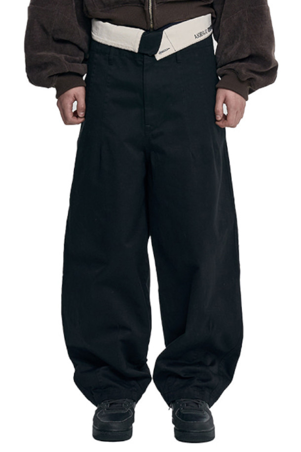 [아조바이아조] High Waist Oversized Pants 하이 웨이스트 오버사이즈드 팬츠 - BLACK는 캐주얼, 미니멀, 시크 스타일을 모두 아우르는 블랙 컬러의 하이웨이스트 오버핏 팬츠입니다. 사계절 내내 활용 가능한 면 소재의 긴 바지로, 편안한 착용감을 선사합니다. 3버튼 앞여밈과 사이드 심 포켓, 백 웰트 포켓 디테일이 돋보이며, 바이오 워싱 가공을 통해 부드러운 촉감을 더했습니다. 동네 마실룩, 카페룩 등 다채로운 TPO에 맞춰 폭넓게 활용할 수 있습니다.
