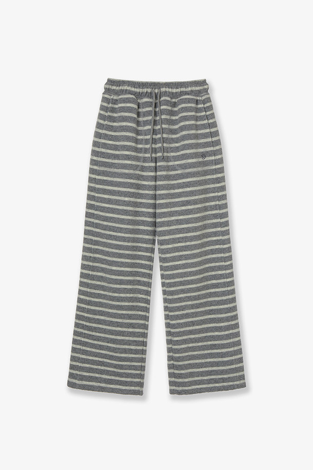 **BOUCLE FLEECE PANTS (부클 플리스 팬츠) - 그레이**는 부드러운 촉감의 플리스 소재로 제작되어 가을, 겨울철 따뜻함을 선사하는 바지입니다. 루즈 핏으로 편안한 착용감을 제공하며, 밴딩 허리와 드로우스트링으로 허리 사이즈 조절이 용이합니다. 캐주얼, 미니멀 스타일을 즐겨 입는 남녀 모두에게 적합하며, 집콕룩이나 산책룩으로 활용하기 좋습니다. 그레이 컬러의 스트라이프 패턴이 은은한 포인트를 더하며 두꺼운 두께감으로 포근함을 더했습니다.

