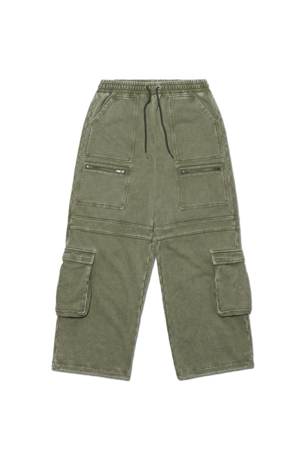 MULTI 카고 스웨트팬츠 - WASHED KHAKI는 남성용으로, 가을, 겨울에 착용하기 좋은 두꺼운 면 소재의 긴 기장 카고 스웨트팬츠입니다. 워싱 및 방축 가공을 거쳐 부드러운 촉감을 제공하며, 루즈핏으로 편안한 착용감을 선사합니다. 캐주얼, 스트릿 스타일을 연출하기 좋으며, 카고 포켓 디테일이 특징입니다. 캠핑룩이나 집콕룩 등 다양한 TPO에 활용 가능한 실용적인 아이템입니다.
