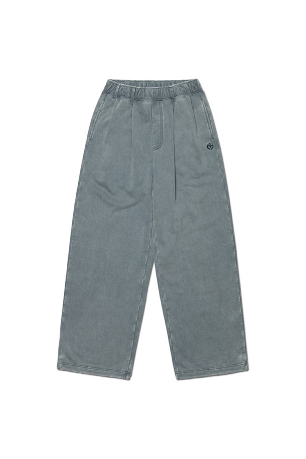 "TWO-TUCK BELTED SWEATPANTS 투턱 벨티드 스웨트팬츠 - WASHED GRAY"는 부드러운 면 소재에 기모 안감을 더해 포근한 착용감을 선사하는 남성용 스웨트팬츠입니다. 워싱 가공과 방축 가공을 거쳐 변형을 최소화했으며, 톤 다운된 워시드 그레이 컬러가 은은한 멋을 더합니다. 밴딩 허리, 투턱 디자인, 벨트 디테일로 편안함과 스타일을 동시에 잡았으며, 루즈핏으로 제작되어 편안한 활동성을 보장합니다. 캐주얼, 미니멀, 클래식 스타일을 아우르며 집콕룩, 캠핑룩, 여행룩 등 다양한 TPO에 활용 가능합니다. 가을, 겨울 시즌에 폭넓게 활용할 수 있는 두꺼운 두께감의 긴 기장 바지입니다.
