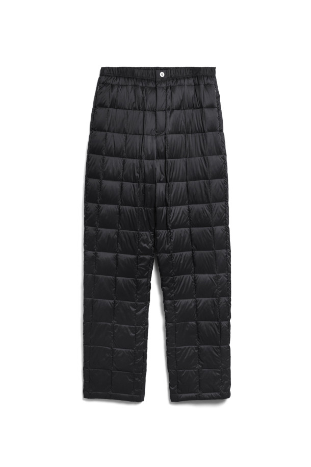 [타이온] REGULAR STRAIGHT DOWN PANTS 레귤러 스트레이트 다운 팬츠 - BLACK는 겨울철 따뜻함을 책임지는 남녀 공용 다운 팬츠입니다. 블랙 컬러의 베이직한 디자인으로 어떤 스타일에도 쉽게 매치할 수 있으며, 여행, 캠핑, 집콕 등 다양한 TPO에 활용 가능합니다. 가볍고 부드러운 나일론, 폴리에스테르 혼방 소재에 95% 다운, 5% 페더 충전재와 800 필파워를 자랑하여 뛰어난 보온성을 제공합니다. 레귤러핏 스트레이트 핏으로 편안한 착용감을 선사하며, 드로우스트링 밴딩으로 허리 사이즈 조절이 용이합니다. 다운 자켓 또는 베스트와 함께 코디하여 더욱 따뜻하고 스타일리시한 겨울 룩을 연출해보세요.
