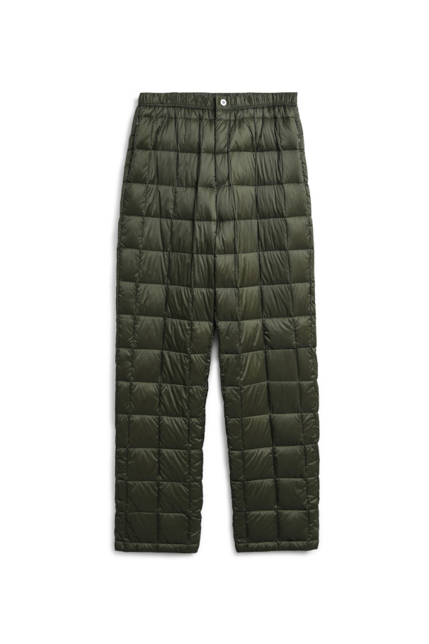 [타이온] REGULAR STRAIGHT DOWN PANTS 레귤러 스트레이트 다운 팬츠 - D.올리브는 베이직한 스타일의 겨울용 다운 팬츠입니다. 800 필파워의 95% 다운 충전재와 5% 페더로 제작되어 가볍고 뛰어난 보온성을 자랑합니다. 허리 밴딩에 드로우스트링이 있어 편안한 착용감을 제공하며, 레귤러 핏의 스트레이트 디자인으로 어떤 스타일에도 잘 어울립니다. D.올리브 컬러는 여행, 캠핑, 등산 등 다양한 TPO와 캐주얼, 미니멀, 고프코어 스타일을 아우르는 활용성을 갖췄습니다.
