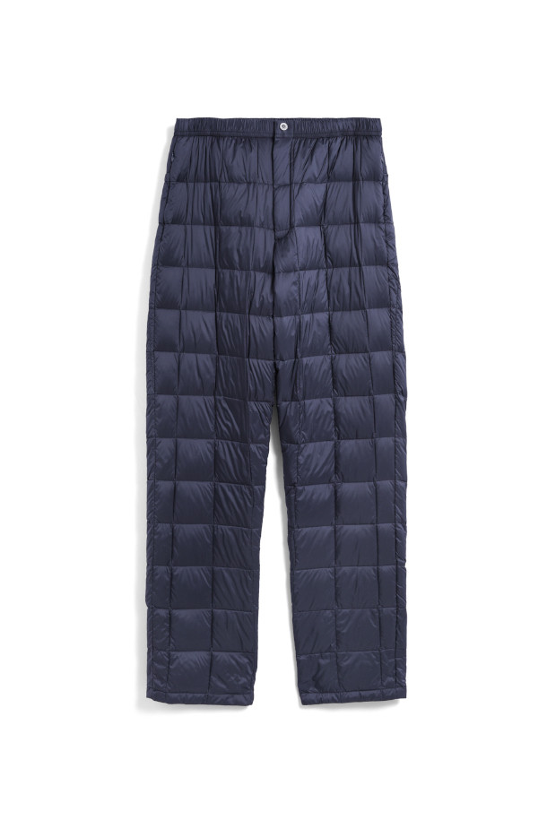 [타이온] REGULAR STRAIGHT DOWN PANTS 레귤러 스트레이트 다운 팬츠 - D.NAVY는 겨울철 추위를 효과적으로 막아주는 다운 팬츠입니다. 800필파워의 95% 다운 충전재와 5% 페더 충전재를 사용하여 보온성을 극대화했습니다. 톤 다운된 네이비 컬러의 미니멀하고 베이직한 디자인으로, 일상복뿐만 아니라 캠핑, 등산, 여행 등 다양한 아웃도어 활동에도 적합합니다. 밴딩 처리된 허리와 드로우스트링으로 편안한 착용감을 제공하며, 레귤러 핏 스트레이트 스타일로 어떤 상의와도 쉽게 매치할 수 있습니다. 경량 소재로 제작되어 활동성이 뛰어나며, 부드러운 촉감으로 편안하게 착용할 수 있습니다.
