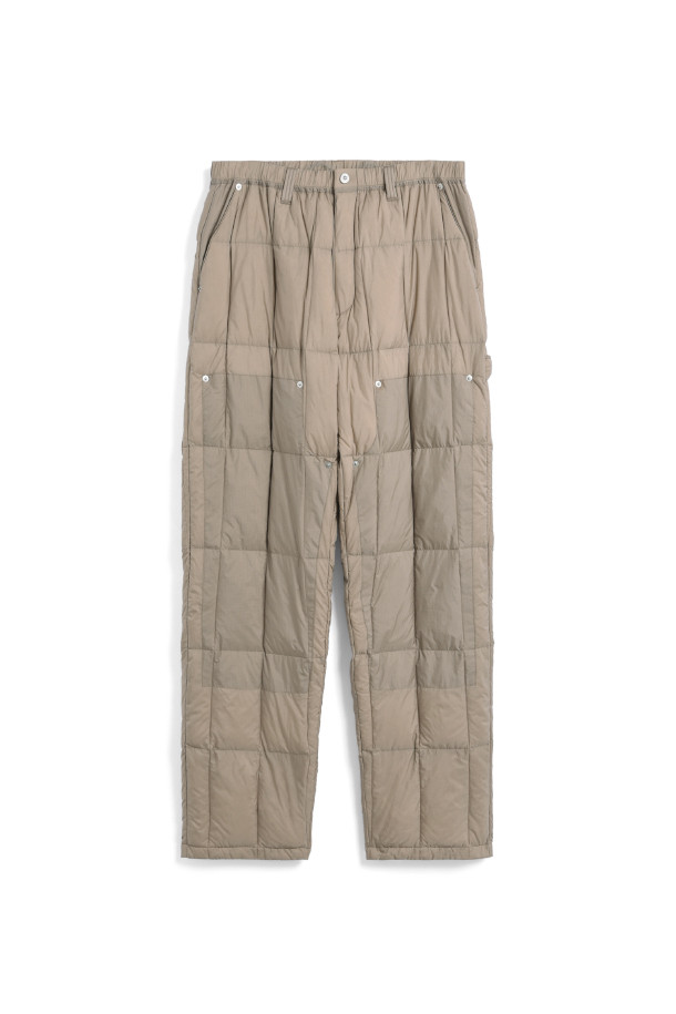 [타이온] WORK DOWN PAINTER PANTS (워크 다운 페인터 팬츠)는 S.BEIGE 컬러의, 겨울철 일상 및 아웃도어 활동에 적합한 다운 페인터 팬츠입니다. 코듀라 나일론 소재와 800FP 다운 충전재를 사용하여 보온성을 극대화했으며, 수직 퀼팅 디자인으로 캐주얼한 스타일을 연출합니다. 마찰 및 인열 강도가 우수하여 내구성이 뛰어나며, 다운 95%, 페더 5% 충전재에 밴딩 처리된 레귤러핏으로 편안한 착용감을 제공합니다. 여행, 캠핑, 등산 등 다양한 TPO(Time, Place, Occasion)에 활용 가능한 미니멀, 고프코어 스타일의 팬츠입니다.
