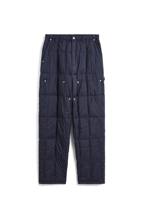 [타이온] WORK DOWN PAINTER PANTS (워크 다운 페인터 팬츠) - D.NAVY는 퀄팅 처리된 디자인과 레귤러핏으로 미니멀한 스타일을 연출하는 남성용 페인터 팬츠입니다. 
코듀라 나일론 소재와 800FP 다운 충전재를 사용하여 뛰어난 보온성과 내구성을 제공하며, 겨울철 일상 및 아웃도어 활동에 적합합니다. 
경량 설계로 활동성을 높였으며, 밴딩 처리된 허리 부분으로 편안한 착용감을 선사합니다. 
등산룩, 캠핑룩, 여행룩 등 다양한 TPO에 활용 가능하며, 워크웨어, 고프코어 스타일과도 잘 어울립니다.
D.NAVY 컬러로 어떤 상의와도 매치하기 쉬우며, 두꺼운 두께감으로 한겨울 추위에도 따뜻하게 몸을 보호해 줍니다.
