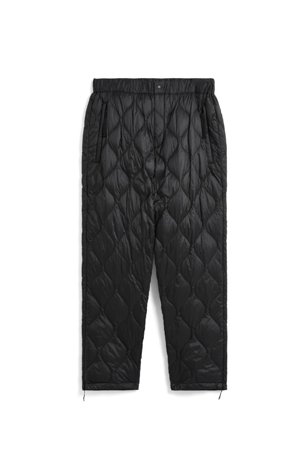 [LIGHT DOWN PANTS (타이온 X W.M)] 라이트 다운 팬츠 - 블랙은 겨울철 일상 및 아웃도어 활동에 적합한 유니섹스 다운 팬츠입니다. 800 필파워 다운 충전재를 사용하여 보온성을 높였으며, 나일론 소재로 제작되어 부드러운 촉감과 가벼운 착용감을 제공합니다. 레귤러핏으로 편안하게 착용 가능하며, 퀄팅 패턴과 블랙 컬러가 스포티하면서도 캐주얼한 스타일을 연출합니다. 밴딩 허리, YKK 지퍼 및 스냅 버튼, 지퍼 포켓, 사이드 슬릿 지퍼 등의 디테일이 돋보이며, 방수 및 경량 기능으로 활동성을 더했습니다. 캠핑룩, 등산룩, 여행룩 등 다양한 TPO에 활용할 수 있습니다.

