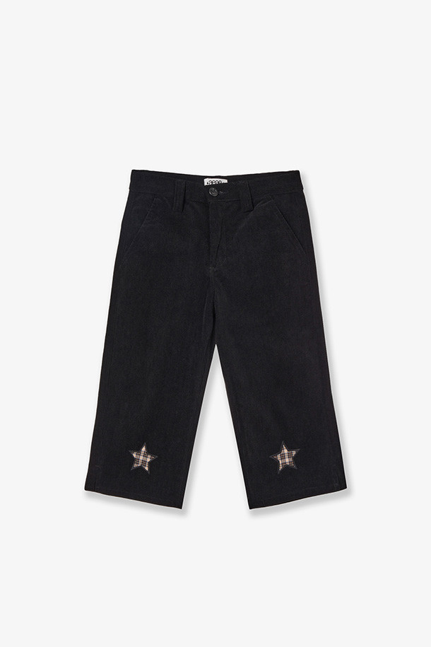 STAR PATCH CAPRI CORDUROY PANTS - BLACK (스타 패치 카프리 코듀로이 팬츠 - 블랙)는 캐주얼, 클래식, 미니멀 스타일을 모두 아우르는 남녀 공용 카프리 팬츠입니다. 봄, 가을에 적합하며, 두꺼운 코듀로이 소재로 제작되어 뻣뻣한 촉감이 특징입니다. 레귤러핏으로 편안하게 착용 가능하며, 블랙 컬러에 스타 패치 디테일이 포인트로 더해져 개성 있는 스타일을 연출합니다. 출근룩으로도 활용 가능한 실용적인 아이템입니다.
