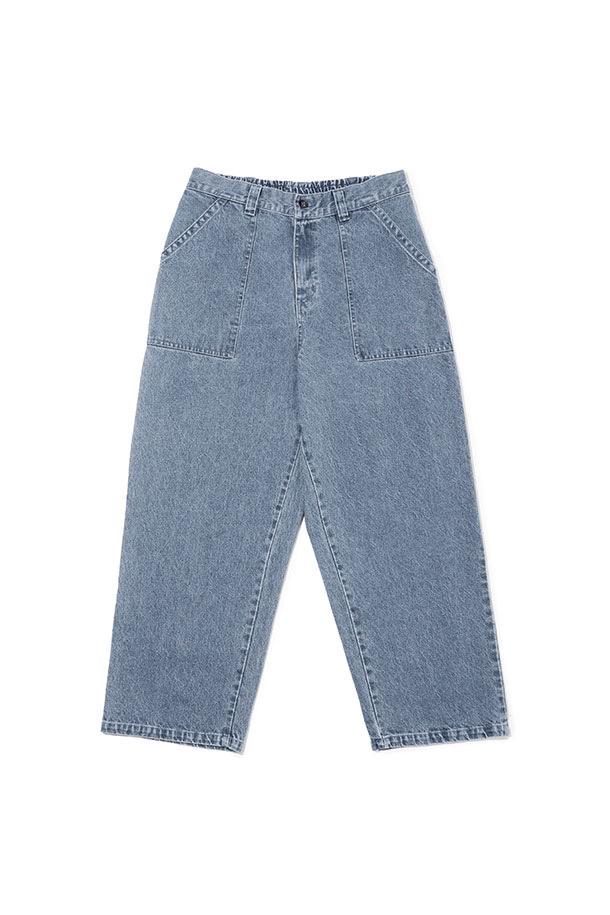 [포에틱] 페인터 팬츠 - 라이트 블루 데님은 편안함과 스타일을 동시에 잡은 공용 페인터 팬츠입니다. 봄, 여름, 가을 계절에 적합하며, 워크웨어 스타일과 캐주얼 무드를 연출합니다. 라이트 블루 컬러의 데님 소재로 제작되었으며, 무지 패턴의 와이드, 루즈핏 디자인이 특징입니다. 동네 마실룩이나 여행룩에 매치하기 좋으며, 일상에서 편안하게 착용할 수 있습니다. 밴딩 처리는 되어 있지 않고, 두께는 보통입니다.
