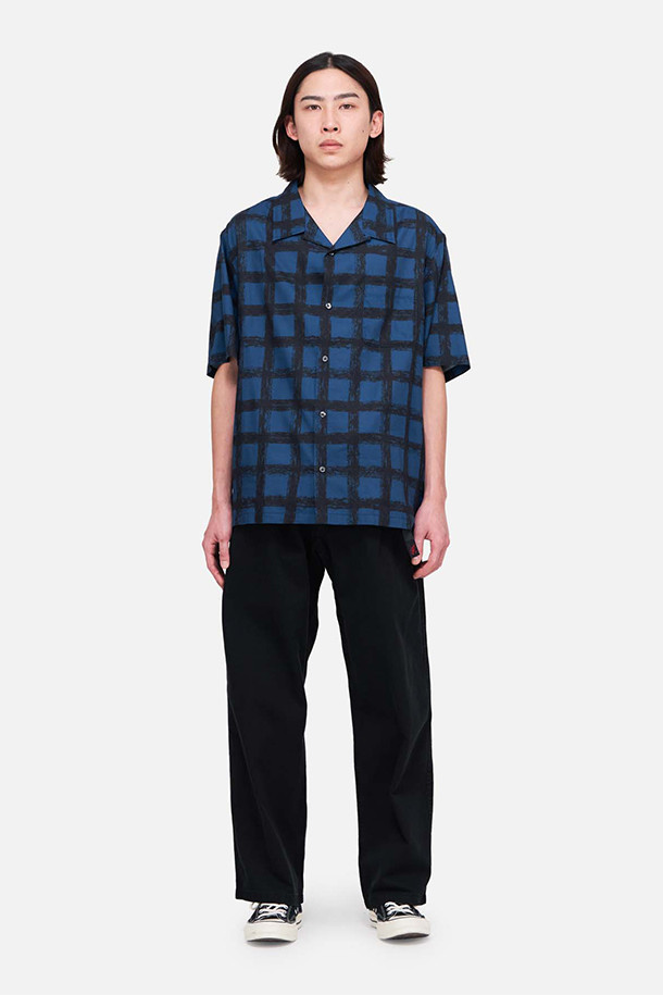 [그라미치] 그라미치 팬츠 스트레이트 핏 팬츠는 남녀 모두 착용 가능한 사계절용 바지입니다. 클라이밍, 하이킹, 캠핑, 사이클링, 일상 등 다양한 용도로 활용 가능하며, 캠핑룩, 등산룩, 여행룩에 적합합니다. 캐주얼, 스포티, 미니멀 스타일을 연출할 수 있으며, 릴랙스 핏의 스트레이트 핏으로 편안한 착용감을 제공합니다. 면 소재의 긴 기장 바지로, 나일론 웨빙 벨트가 내장되어 있어 착용 중 사이즈 조절이 용이합니다. 앞, 뒷주머니와 다이아몬드 형태의 크로치 무브먼트, 보강 락스티치 디테일이 특징입니다.
