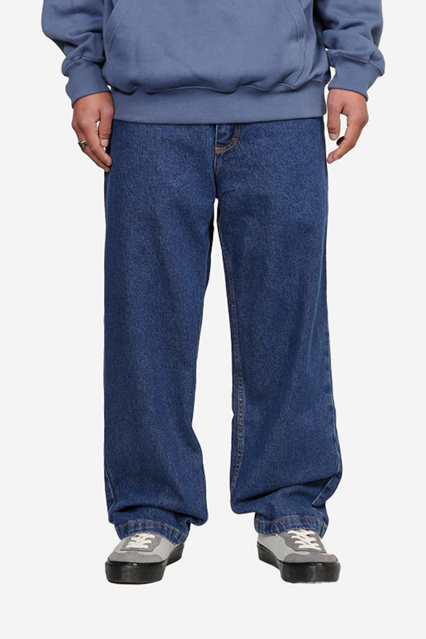 폴라스케이트 93! 팬츠 - 다크 블루는 남성용 데님 팬츠입니다. 봄, 가을에 착용하기 좋은 레귤러핏 긴바지로, 캐주얼 및 베이직 스타일을 연출하기에 적합합니다. 다크블루 컬러의 무지 디자인은 미니멀한 룩을 선호하는 분들에게 추천하며, 데이트룩과 쇼핑룩에 매치하기 좋습니다. 93! 시리즈 제품으로, 일상에서 편안하게 착용할 수 있습니다.
