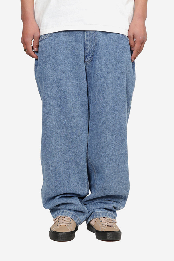 폴라스케이트 93! 팬츠 - 미드 블루는 남성용 데님 팬츠입니다. 봄, 여름, 가을에 착용하기 좋은, 무지 디자인의 긴 기장 와이드 루즈핏 바지입니다. 일상에서 편안하게 스타일링 할 수 있으며, 캐주얼, 스트릿 스타일 연출에 적합합니다. 동네 마실룩이나 미니멀한 스타일을 선호하는 분들께 추천합니다. 미드 블루 컬러의 데님 소재로 제작되어 다양한 상의와 매치하기 좋습니다.
