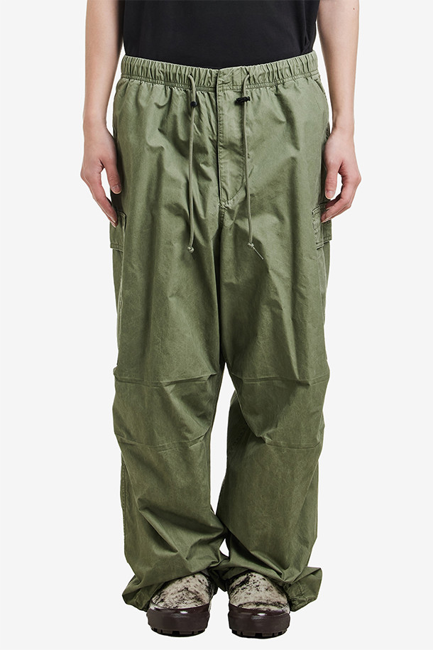 [오베이] 자이언트 카고 팬츠는 밀리터리 및 스트릿 스타일을 결합한 남성용 카고 팬츠입니다.  lichen green 컬러의 무지 디자인으로, 봄, 가을에 착용하기 적합합니다. 루즈핏으로 편안한 착용감을 제공하며, 카고 포켓, 드로우스트링, 조절 가능한 밑단 등의 특징을 갖추고 있습니다. 밴딩 처리된 허리 부분으로 활동성을 높였으며, 워크웨어, 캐주얼 스타일 연출에도 활용 가능합니다. 
