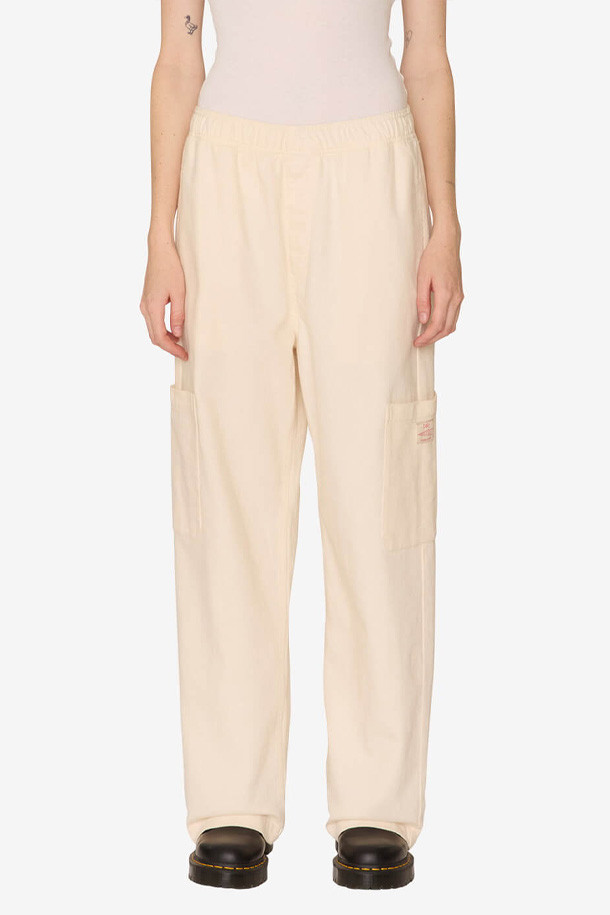 [오베이] 프라이멀 카고 팬츠 - 토푸는 캐주얼한 스타일의 긴바지 카고 팬츠입니다. 넉넉한 루즈핏과 스트레이트 핏으로 편안한 착용감을 선사하며, 두꺼운 면 소재로 제작되어 튼튼합니다. 색상은 토푸(Tofu) 컬러로, 다양한 상의와 매치하기 용이합니다. 드로우스트링, 앞주머니, 카고 포켓, 뒷주머니 및 아트 라벨 디테일이 특징입니다. 동네 마실룩, 산책룩, 여행룩 등 일상에서 폭넓게 활용할 수 있습니다.
