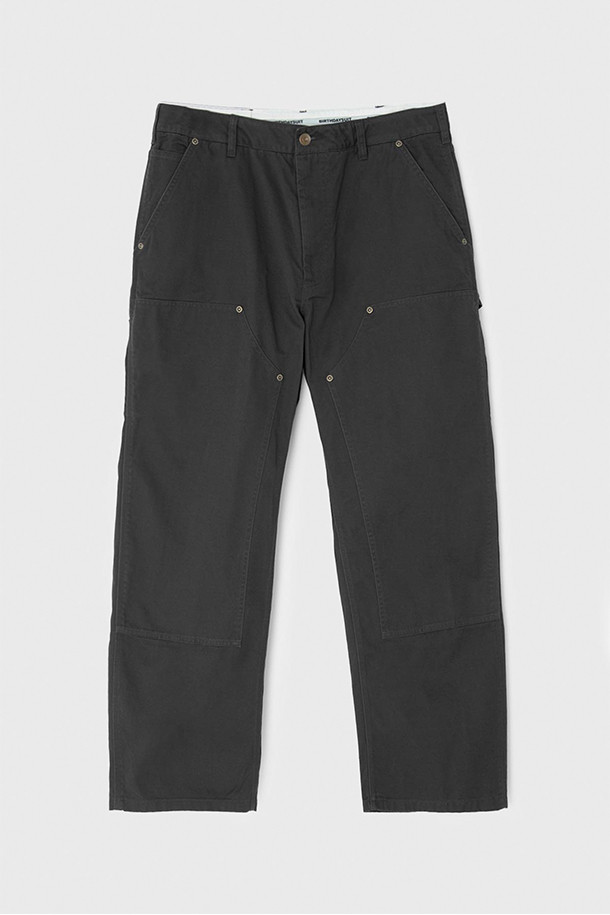 [벌스데이수트] 트윌 더블니 팬츠 - 차콜은 일상, 출근룩, 가을 나들이룩에 모두 잘 어울리는 남성용 트윌 팬츠입니다. 캐주얼, 클래식, 미니멀 스타일을 아우르는 디자인으로, 봄, 가을에 착용하기 좋습니다. 면 소재의 레귤러핏 일자핏 긴바지로, 차콜 컬러의 무지 패턴이 특징입니다. 더블니 디테일과 리벳 부자재, 내부 로고 밴드, 바이오 워싱 가공으로 퀄리티를 높였습니다. 어떤 상의와도 잘 어울려 다양한 스타일을 연출할 수 있습니다.
