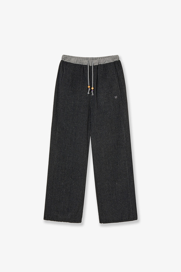 ANGEL STRIPE PANTS - BLACK(엔젤 스트라이프 팬츠 - 블랙)는 캐주얼, 스포티, 미니멀 스타일을 추구하는 분들을 위한 숏 기장의 바지입니다. 봄, 여름, 가을, 계절에 시원하게 착용하기 좋은 얇은 두께의 루즈핏 바지로, 여행룩과 휴가룩 연출에 제격입니다. 블랙 컬러에 스트라이프 패턴이 더해져 세련된 느낌을 주며, 허리 밴딩과 조임용 끈 디테일로 편안한 착용감을 선사합니다. 일상복으로 활용하기 좋으며, 활동적인 스타일을 즐기는 분들에게 추천합니다.
