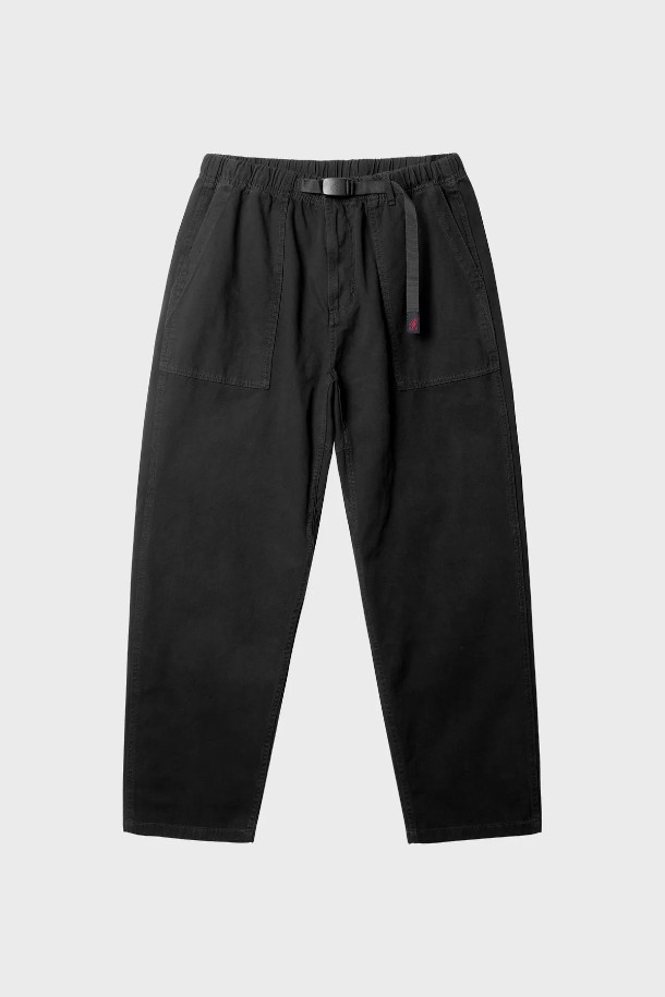 LOOSE TAPERED RIDGE PANT (루즈 테이퍼드 릿지 팬츠)는 남성용 바지로, 블랙 컬러의 무지 디자인이 특징입니다. 숏 기장으로 봄, 여름, 가을에 착용하기 좋으며, 밴딩 처리와 포켓 디테일이 있습니다. 캐주얼, 베이직 무드를 연출하며 출근룩, 데이트룩 등 다양한 TPO에 활용할 수 있습니다. 루즈핏과 테이퍼드 핏의 조화로 편안하면서도 스타일리시한 핏을 제공합니다. 미니멀, 클래식 스타일을 선호하는 분들께 추천하는 아이템입니다.
