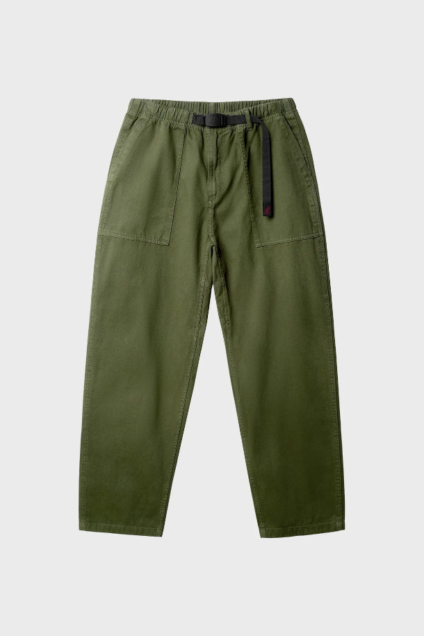 LOOSE TAPERED RIDGE PANT (루즈 테이퍼드 릿지 팬츠) - OLIVE는 남성용 바지로, 캐주얼한 스타일을 연출하기에 좋습니다. 봄, 여름, 가을에 착용하기 좋은 긴 기장의 테이퍼드 핏 팬츠입니다. 허리 스트링과 밴딩으로 편안한 착용감을 제공하며, 루즈핏으로 제작되어 활동성을 높였습니다. 올리브 컬러의 무지 디자인으로 출근룩, 산책룩 등 다양한 TPO에 활용할 수 있습니다. 미니멀, 시티보이 스타일을 즐겨 입는 분들께 추천합니다.
