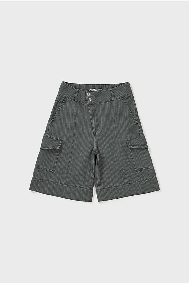 [MMW] 와이드 핏 포켓 HF 팬츠 - 차콜은 캐주얼, 미니멀, 시티보이 스타일을 추구하는 남성분들을 위한 와이드 팬츠입니다. 봄, 여름에 적합하며, 데이트룩이나 카페룩에 잘 어울립니다. 면 소재로 제작되어 편안한 착용감을 선사하며, YKK 지퍼, 앞뒤 포켓, 사이드 포켓, MMW 로고 자수 등의 디테일이 돋보입니다. 크롭 기장의 와이드 핏으로 트렌디한 스타일을 연출할 수 있습니다. 차콜 컬러는 어떤 상의와도 쉽게 매치되어 활용도가 높습니다.
