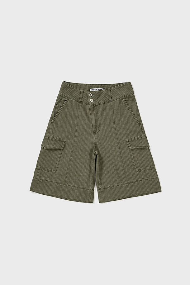 [MMW] 와이드 핏 포켓 HF 팬츠 - 카키는 캐주얼, 스트릿 스타일을 아우르는 남성용 와이드 팬츠입니다. 봄, 여름, 가을 시즌에 적합하며, 면 소재로 제작되어 편안한 착용감을 선사합니다. 크롭 기장으로 트렌디함을 더하고, 무지 디자인에 카키 컬러가 더해져 어떤 상의와도 쉽게 매치할 수 있습니다. YKK 지퍼, 앞뒤 및 사이드 포켓, MMW 로고 자수, 워싱 및 가먼트 다잉 처리 등 꼼꼼한 디테일이 돋보이며, 동네 마실룩, 여행룩, 가을 나들이룩에 활용하기 좋습니다.
