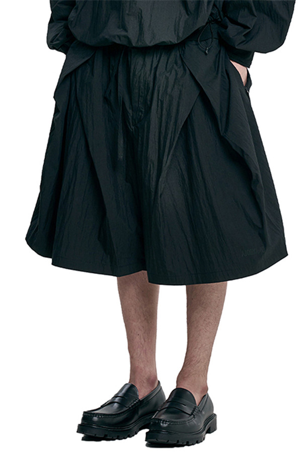 [아조바이아조] 튤립 나일론 와이드 쇼츠 - BLACK는 여름철 남성들의 스타일을 책임질 캐주얼 와이드 쇼츠입니다. 블랙 컬러의 무지 디자인으로 어떤 상의에도 잘 어울리며, 튤립 디테일이 포인트입니다. 립 니트 허리 밴딩과 스트링으로 편안한 착용감을 제공하며, 허리 사이즈 조절이 용이합니다. 메쉬 안감으로 통기성을 높였으며, 실리콘 로고 프린팅과 지퍼 플라이, 포켓 디테일이 돋보입니다. 동네 마실룩, 휴가룩, 여름 바캉스룩 등 다양한 TPO에 활용 가능하며, 캐주얼, 미니멀, 시티보이 스타일을 연출하기 좋습니다.
