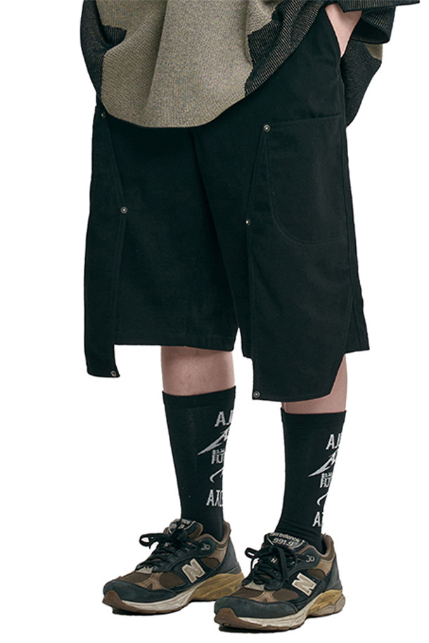 [아조바이아조] 더블니 패널드 쇼츠 - 블랙은 캐주얼, 스트리트 스타일을 즐기는 남성을 위한 숏팬츠입니다. 봄, 여름 시즌에 어울리며, 루즈핏으로 편안한 착용감을 선사합니다. 면 소재로 제작되어 부드러운 촉감을 느낄 수 있습니다. 더블 무릎 패널 디테일과 로고 패치, 메탈 로고 하드웨어, 와이드 벨트 루프, 각인 버튼 등의 특징으로 디자인적인 포인트를 더했습니다. 동네 마실룩, 여행룩, 휴가룩 등 다양한 TPO에 활용하기 좋습니다.
