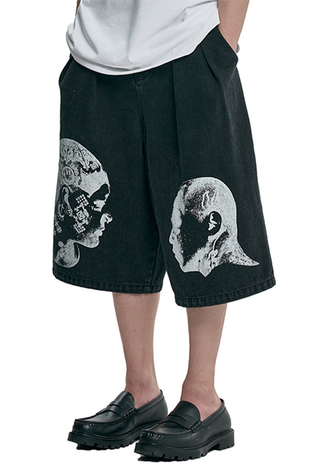 [아조바이아조] DHM MUIL 워시드 데님 버뮤다 쇼츠는 남성용 여름 바지로, 스트릿 스타일을 연출하기에 좋습니다. 블랙 컬러의 데님 소재에 루즈 핏으로 편안함을 더했으며, 와이드 벨트 디자인으로 포인트를 주었습니다. 실크스크린 프린팅과 로고 루프 디테일이 특징이며, 로고 버튼과 메탈 하드웨어로 튼튼함을 더했습니다. 지퍼 플라이로 간편하게 착용 가능하며, 반바지 기장으로 시원하게 입을 수 있습니다.
