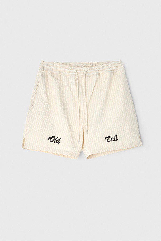 [벌스데이수트] 올드 솔트 스위밍 트렁크 - 아이보리 컬러의 남성용 수영복입니다. 여름 시즌, 수영과 비치웨어 스타일을 위한 완벽한 선택으로, 캐주얼, 스포티 무드를 연출합니다. 레귤러핏의 숏 기장으로 활동성을 높였으며, 허리 스트링으로 편안한 착용감을 선사합니다. 폴리에스테르와 레이온 혼방 소재에 메쉬 안감을 더해 쾌적함을 유지하며, 백 아일렛 디테일, 하단 슬릿, 올드 솔트 체인 자수, 트리플 스티치로 디자인의 완성도를 높였습니다. 휴가룩, 리조트룩, 여름 바캉스룩에 돋보이는 스타일을 더해보세요.
