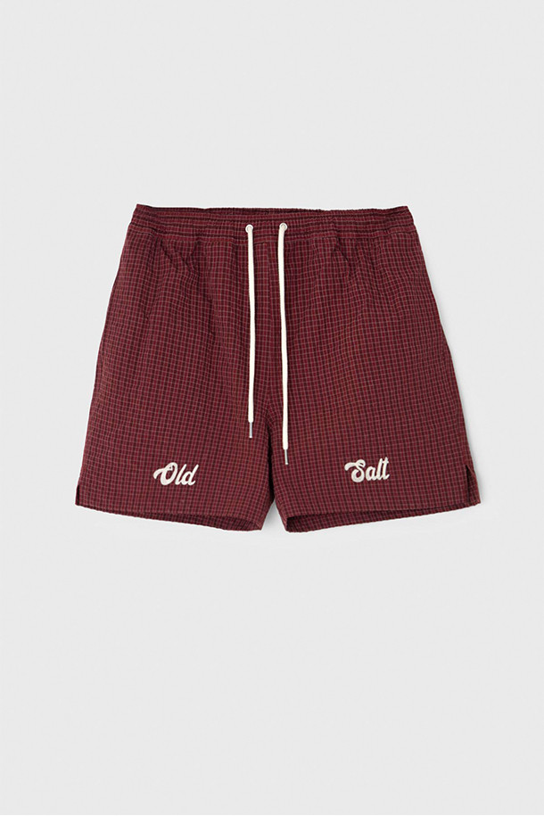 [벌스데이수트] 올드 솔트 스위밍 트렁크 - Red는 남성용 수영복으로, 여름철 수영과 해변에서 캐주얼하고 스포티한 스타일을 연출하기에 적합합니다. 레귤러핏으로 제작되었으며, 폴리에스테르와 레이온 혼방 소재로 편안한 착용감을 제공합니다. 선명한 Red 컬러의 무지 디자인은 깔끔함을 더하며, 숏 기장으로 활동성을 높였습니다. 드로우스트링, 백아일렛 디테일, 하단 슬릿, 올드 솔트 체인 자수, 트리플 스티치 구조 등 섬세한 디테일이 돋보입니다. 메쉬 안감 처리와 밴딩 허리 디자인으로 편안함과 실용성을 모두 갖춘 아이템입니다.
