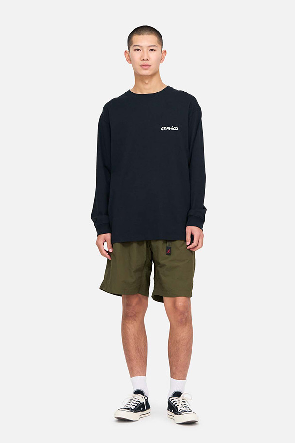 [그라미치] 나일론 루즈 쇼츠 - 딥 올리브는 봄, 여름 시즌 캐주얼하고 스포티한 스타일을 연출하기 좋은 남성용 반바지입니다. 얇고 부드러운 나일론 소재로 제작되어 편안한 착용감을 제공하며, 루즈핏 디자인으로 활동성을 높였습니다. 딥 올리브 컬러와 무지 패턴은 어떤 상의에도 잘 어울려 다양한 스타일 연출에 활용할 수 있습니다. 허리 밴딩 처리로 편안함을 더했으며, 동네 마실룩, 여행룩, 휴가룩 등 다양한 TPO에 맞춰 활용하기 좋습니다. 그라미치 브랜드 특유의 캐주얼한 감성을 느낄 수 있는 제품입니다.
