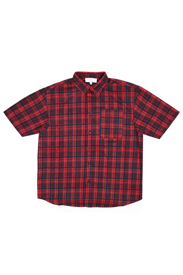 [야드세일] Faded Plaid Shirt 페이디드 플래드 셔츠 - RED는 부드러운 면 소재로 제작된 캐주얼한 스타일의 반소매 플래드 셔츠입니다. 루즈핏으로 편안한 착용감을 선사하며, 왼쪽 가슴 포켓과 로고 자수 디테일이 특징입니다. 시원한 여름철 일상복으로 활용하기 좋은 아이템입니다.

