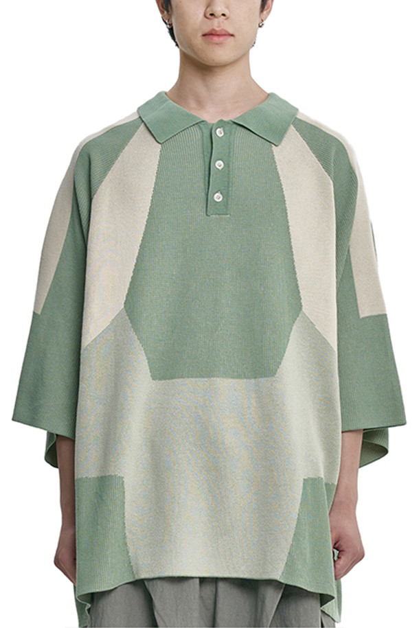 [아조바이아조] 패널 투톤 폴로 셔츠 (민트)는 봄, 여름 시즌 캐주얼 스타일을 연출하기에 완벽한 남성용 폴로 셔츠입니다. 민트와 화이트 컬러 배색이 산뜻한 느낌을 주며, 오버핏으로 편안한 착용감을 선사합니다. 3가지 다른 니트 패턴의 패널과 투톤 믹스 원사를 사용하여 독특한 디자인을 강조했으며, 12게이지 두께의 면 소재로 제작되어 가볍고 시원합니다. 동네 마실룩이나 여행룩에 미니멀하고 클래식한 무드를 더해보세요. 사이드 라벨 디테일이 포인트가 되어줍니다.
