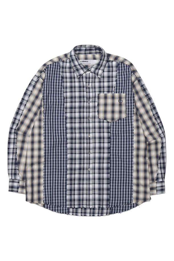 네이비 컬러의 로우 엣지 체크 셔츠입니다. FW2025 컬렉션으로, 실험적인 디테일과 워싱 가공을 통해 독특한 분위기를 연출합니다. 면 소재의 두꺼운 두께감으로 가을, 겨울철 따뜻하게 착용 가능하며, 루즈핏으로 편안한 착용감을 선사합니다. 캐주얼, 클래식, 미니멀 스타일을 모두 소화하며, 겨울 데일리룩에 활용하기 좋습니다. 로우 엣지 디테일이 돋보이는 긴소매 체크 셔츠입니다.
