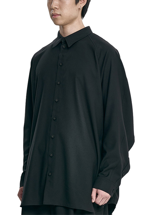 [아조바이아조] 울 블렌드 쓰리디 래글런 셔츠 - 블랙은 남성용 셔츠로, 가을과 겨울에 착용하기 적합합니다. 미니멀한 스타일의 블랙 컬러 셔츠로, 래글런 소매와 3D 패턴 디테일이 특징입니다. 레귤러핏으로 제작되었으며, 스프레드칼라와 버튼 여밈 방식입니다. 울, 폴리에스테르, 레이온 혼방 소재로 제작되어 두께감 있는 착용감을 제공합니다. 출근룩, 겨울 데일리룩, 비즈니스 캐주얼 등 다양한 TPO에 활용 가능하며, 미니멀, 클래식, 시크 스타일을 연출할 수 있습니다.
