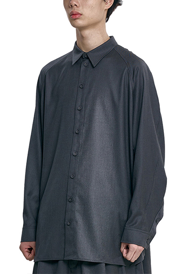 [아조바이아조] 울 블렌드 쓰리디 래글런 셔츠는 가을, 겨울 시즌에 착용하기 좋은 남성용 셔츠입니다. 차콜 컬러의 미니멀한 디자인으로, 출근룩, 겨울 데일리룩, 비즈니스 캐주얼 등 다양한 TPO에 활용하기 좋습니다. 래글런 소매 패널과 3D 입체 패턴으로 디자인되어 클래식, 미니멀, 시크한 스타일을 연출합니다. 폴리에스테르, 레이온, 울 혼방 소재로 제작되어 두께감이 느껴지며, 레귤러핏과 스프레드칼라, 버튼 여밈으로 편안함과 세련됨을 동시에 제공합니다. 긴 소매 기장의 레귤러 기장 셔츠입니다.
