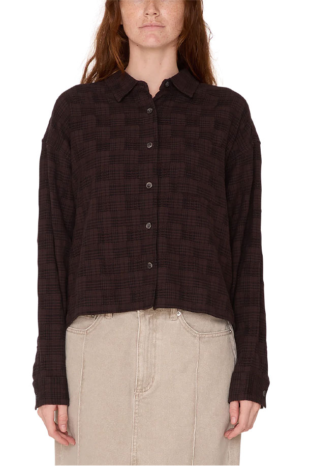 오베이(OBEY)의 비비안 플래드 셔츠 - 자바 브라운 멀티는 캐주얼한 스타일을 연출하기 좋은 여성용 셔츠입니다. 봄, 가을에 어울리는 긴소매 크롭 셔츠로, 셔츠 칼라와 루즈핏 디자인이 특징입니다. 면 소재의 자바 브라운 멀티 컬러 체크 패턴이 돋보이며, 가슴 포켓과 스트레이트 밑단, 사이드 플래그 라벨 디테일이 더해졌습니다. 데이트룩, 카페룩, 봄 소풍룩 등 다양한 TPO에 활용 가능하며, 캐주얼, 클래식, 미니멀 스타일을 즐겨 입는 분들께 추천합니다. 공정무역(Fair Trade) 인증을 받은 제품입니다.
