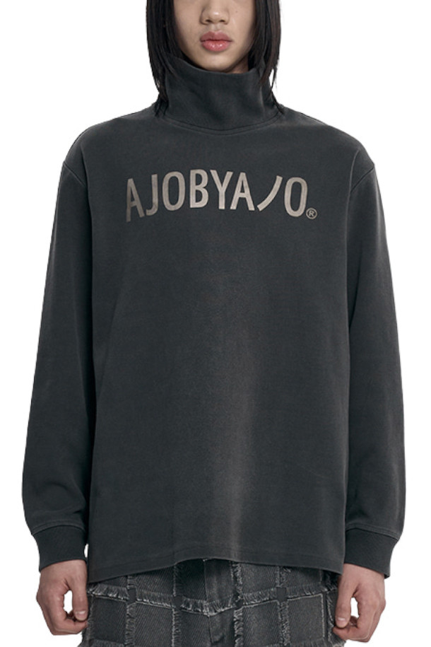 OG 로고 워시드 터틀넥 차콜은 베이직한 스타일을 추구하는 분들을 위한 터틀넥입니다. 부드러운 촉감의 워싱 처리된 면 소재로 제작되어 편안한 착용감을 선사합니다. 가을, 겨울 시즌에 어울리는 긴 소매 디자인이며, 미니멀, 클래식, 캐주얼 룩에 모두 잘 어울립니다. 차콜 컬러에 OG 로고가 포인트로 들어가 세련된 디자인을 완성합니다. 일상에서 폭넓게 활용할 수 있는 아이템입니다.
