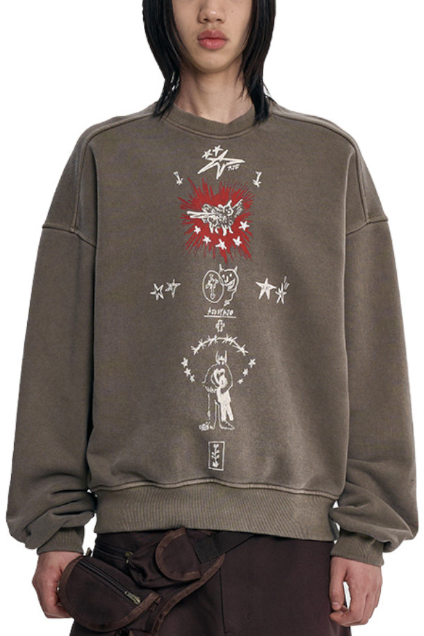 [아조바이아조] 블레싱 두들 워시드 스웻셔츠 - BROWN은 캐주얼, 스트릿 스타일을 즐기는 분들을 위한 가을, 겨울 필수 아이템입니다. 브라운 컬러의 루즈핏/오버핏 스웻셔츠로, 면과 폴리에스테르 혼방 소재로 제작되어 부드러운 촉감을 선사합니다. 두꺼운 두께감과 라운드넥 디자인으로 편안함을 더했으며, 피그먼트 워싱 가공과 실크스크린 프린팅으로 독특한 두들 패턴과 로고 디자인을 표현했습니다. 레이어드 스타일링에 용이하며, 겨울 데일리룩, 집콕룩, 가을 나들이룩 등 다양한 TPO에 활용할 수 있습니다.
