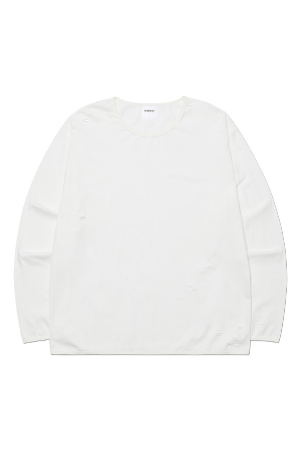 **"DAMAGED LONG SLEEVE TEE 데미지드 롱 슬리브 티 - WHITE"**는 남성용 긴팔 티셔츠입니다. 화이트 컬러의 레귤러 핏 제품으로, 봄, 가을에 착용하기 좋습니다. 캐주얼, 스트릿, 미니멀 스타일을 연출하기 좋으며, 데미지드 패턴이 특징입니다. 면 소재로 제작되었으며, 워싱 가공과 방축 가공으로 제작되어 자연건조를 권장합니다. 동네 마실룩이나 가을 나들이룩에 활용하기 좋습니다.
