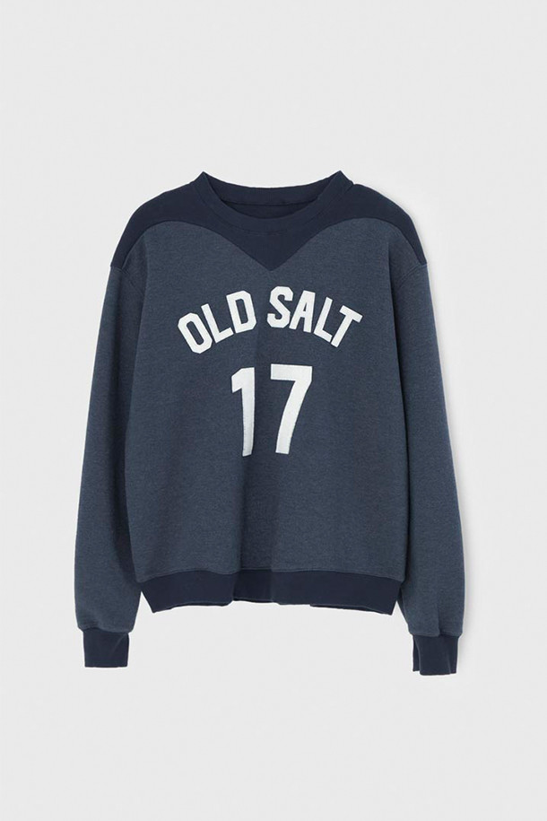 [벌스데이수트] 올드 솔트 세븐티스 스웻 - 네이비는 부드러운 면 소재로 제작되어 뛰어난 착용감을 선사합니다. 캐주얼 및 스포티 스타일을 연출하기 좋으며, 봄, 가을, 겨울 시즌에 활용도가 높습니다. 네이비 컬러에 레귤러 핏으로 디자인되었으며, 라운드넥과 긴 소매가 특징입니다. 리브 소매와 밑단 디테일, 대비색상 트림으로 포인트를 더했고, 앞면에는 OLD SALT 아플리케가 돋보입니다. 바이오 워싱 처리를 통해 편안한 촉감을 제공하며, 동네 마실룩, 집콕룩, 겨울 데일리룩으로 활용하기 좋습니다.

