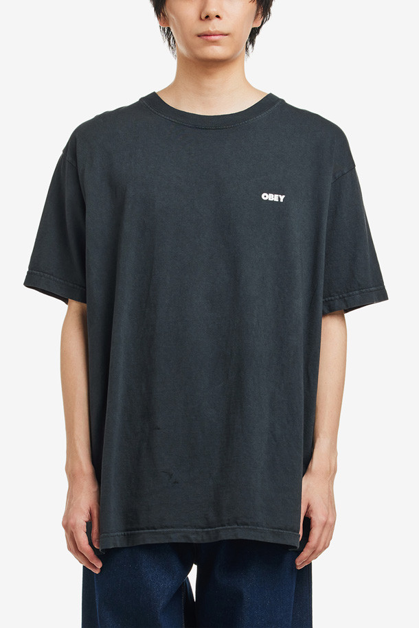 [오베이] OBEY(오베이) BOLD STAR(볼드 스타) - PIGMENT TRUE VINTAGE BLACK(피그먼트 트루 빈티지 블랙) 티셔츠는 남녀 모두 착용 가능한 제품입니다. 블랙 컬러의 면 소재로 제작되었으며, 봄, 여름, 가을에 활용하기 좋습니다. 릴랙스 핏의 라운드넥 반소매 티셔츠로, 앞면과 뒷면에 스타 로고 프린팅이 돋보입니다. 가먼트 다잉 처리와 철학적인 텍스트 디자인이 특징이며, 캐주얼, 스트릿, 미니멀 스타일을 즐기는 분들께 '동네 마실룩'이나 '여행룩'으로 추천합니다.
