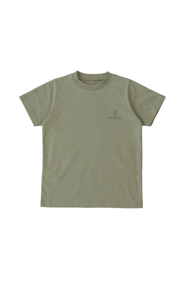 [그라미치] 그라미치 키즈 원 포인트 로고 티 (카키)는 BCI 면 60%와 재생 폴리에스테르 40%를 사용하여 제작되어 부드러운 촉감과 흡습 및 속건 기능을 제공합니다. 봄, 여름 시즌에 착용하기 좋은 레귤러핏 반소매 티셔츠로, 라운드넥 디자인과 얇은 두께로 편안함을 더합니다. 가슴 부분의 로고 포인트 자수가 캐주얼하고 베이직한 스타일을 연출하며, 동네 마실룩, 산책룩, 여행룩 등 다양한 TPO에 활용하기 좋습니다. 미니멀한 디자인으로 어떤 하의와도 잘 어울려 활용도가 높은 아이템입니다.
