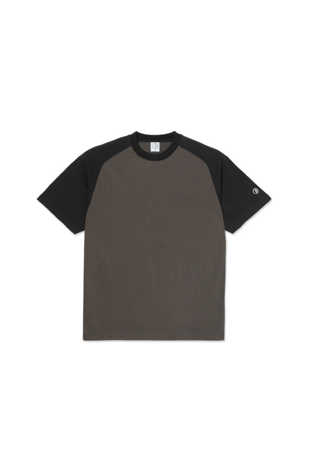 **Doe Tee(도 티셔츠) - Black/Dirty Black**는 편안한 일상 스타일을 위한 공용 티셔츠입니다. 부드러운 면 소재로 제작되어 봄, 여름, 가을 계절에 착용하기 좋으며, 레귤러 핏과 라운드넥 디자인으로 편안한 착용감을 선사합니다. 베이직하고 캐주얼한 스타일로 산책룩, 미니멀, 클래식 스타일을 연출하기에 적합하며, 무지 디자인과 래글런 소매 디테일이 특징입니다. 블랙과 더티 블랙 두 가지 색상으로 제공되어 다양한 스타일링에 활용할 수 있습니다.
