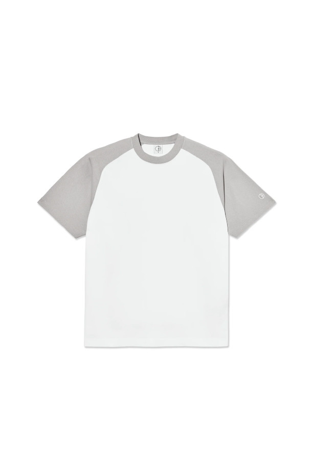 "Doe Tee 도 티셔츠" - Silver/White는 베이직하고 캐주얼한 스타일을 연출하는 공용 티셔츠입니다. 봄, 여름 시즌에 적합하며, 부드러운 면 소재로 제작되어 편안한 착용감을 선사합니다. 얇은 두께감과 레귤러핏으로 제작되었으며 라운드넥과 래글런 슬리브 디자인이 특징입니다. 실버와 화이트 두 가지 색상으로 제공되어 다양한 스타일에 매치하기 용이합니다.
