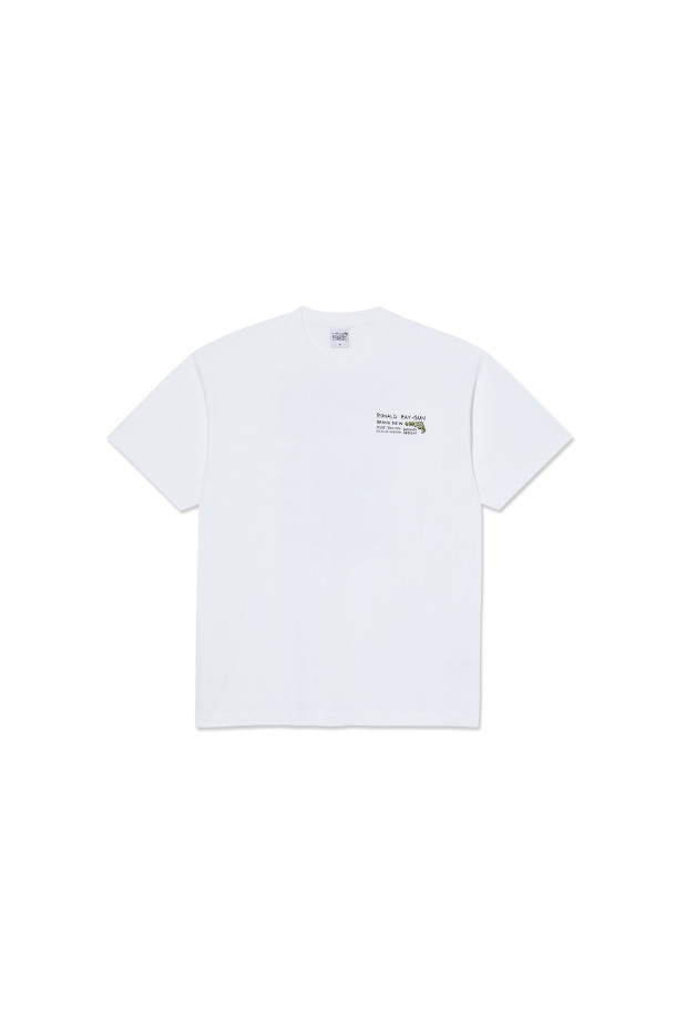 "Ray Gun" (레이 건) 그래픽이 돋보이는 화이트 컬러의 티셔츠입니다. 봄, 여름 시즌에 적합하며, 면 소재로 제작되어 부드러운 촉감을 선사합니다. 라운드넥과 반소매 디자인으로, 베이직하면서도 캐주얼한 스타일을 연출합니다. 레귤러핏과 얇은 두께로 편안하게 착용할 수 있으며, 일상복으로 활용하기 좋습니다. 미니멀한 스타일을 선호하는 분들께 추천합니다.
