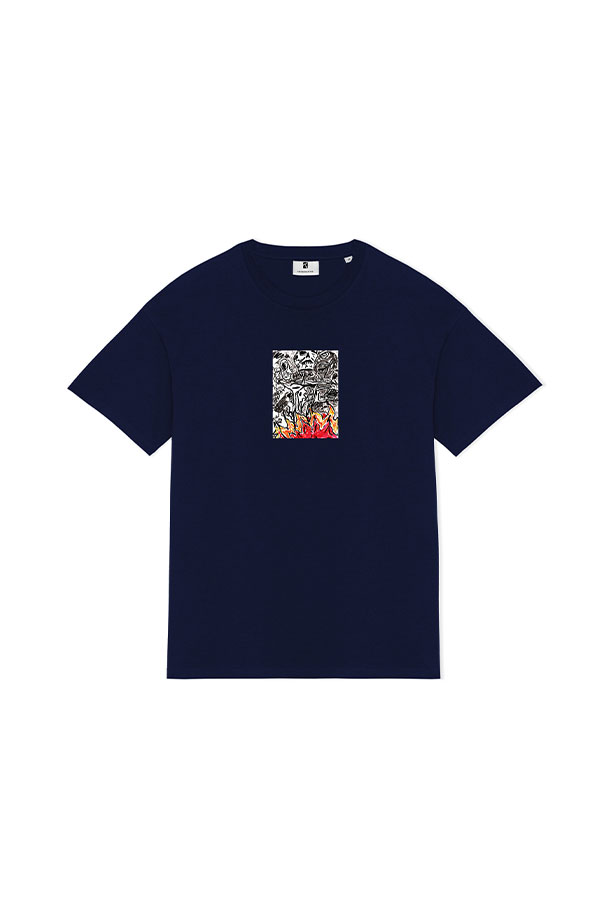 [포에틱] Burning Skull T-shirt 버닝 스컬 티셔츠 - Navy는 시원한 네이비 컬러의 레귤러핏 티셔츠입니다. 봄, 여름에 착용하기 좋으며, 라운드넥에 반소매 기장으로 제작되었습니다. 스트릿 스타일의 스컬 그래픽 프린트 디자인이 돋보이는 제품입니다.
